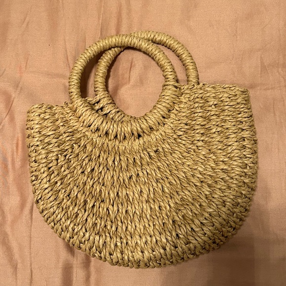 Handbags - Perfect Summer Straw Bag! Cinches close and comes with removable crossbody strap